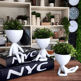 Vaso Em Poliresina Bob Sentado Com Uma Perna Levantada Branco - Ela Decora