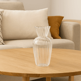 vaso de vidro na sala e mesa de centro de madeira