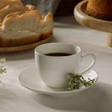 Xicara para café branca na mesa posta de café da manhã