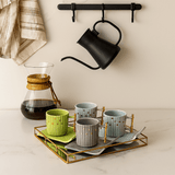 bandeja com xicaras de café e chaleira com filtro para cafe na bancada da cozinha barra com ganchos e bule