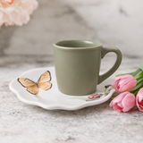 Xícara verde com pires branco estampado borboleta e flor rosa