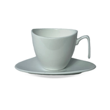 Xicara de cafe com pires e alca angular vista de lado em fundo branco