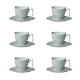 Seis xicaras de porcelana branca com pires dispostas em fundo branco