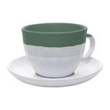Xícara de chá com píres cerâmica bicolor verde e branco fundo branco