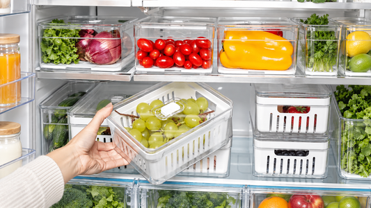 Organizador Clear Fresh com cesto e uvas na geladeira
