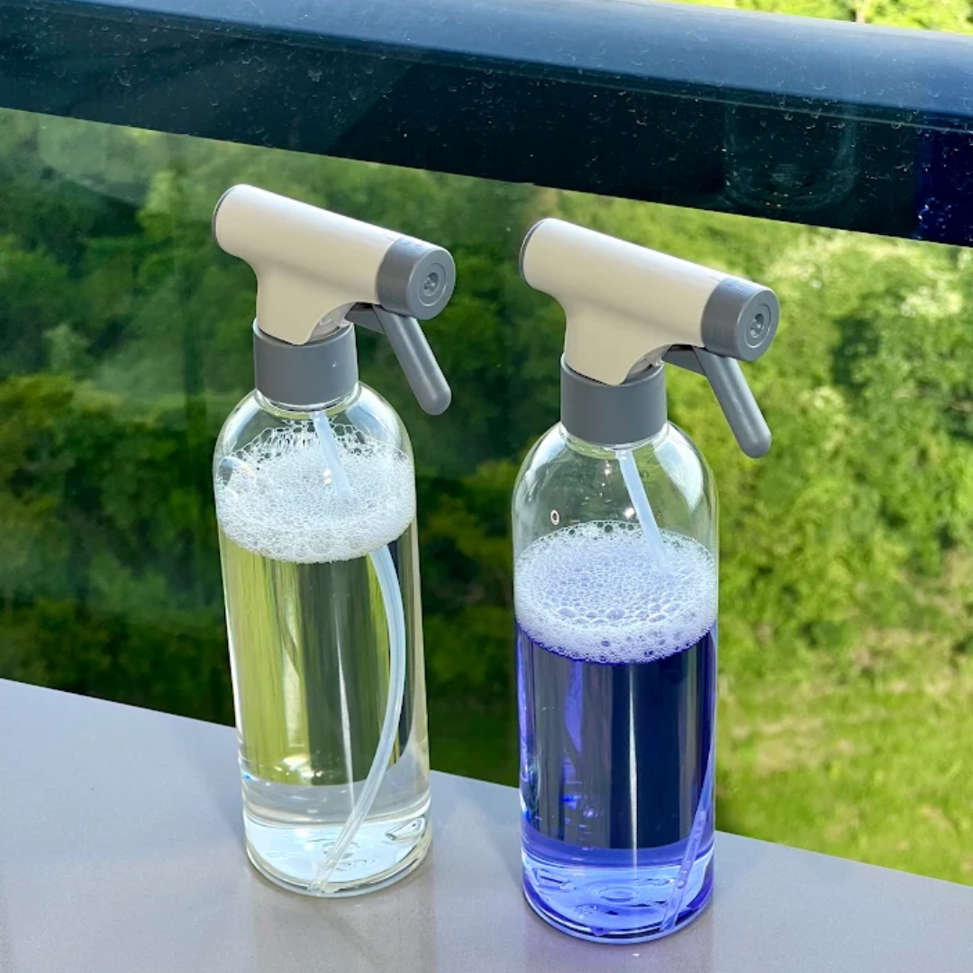 2 Borrifadores com Liquido na bancada