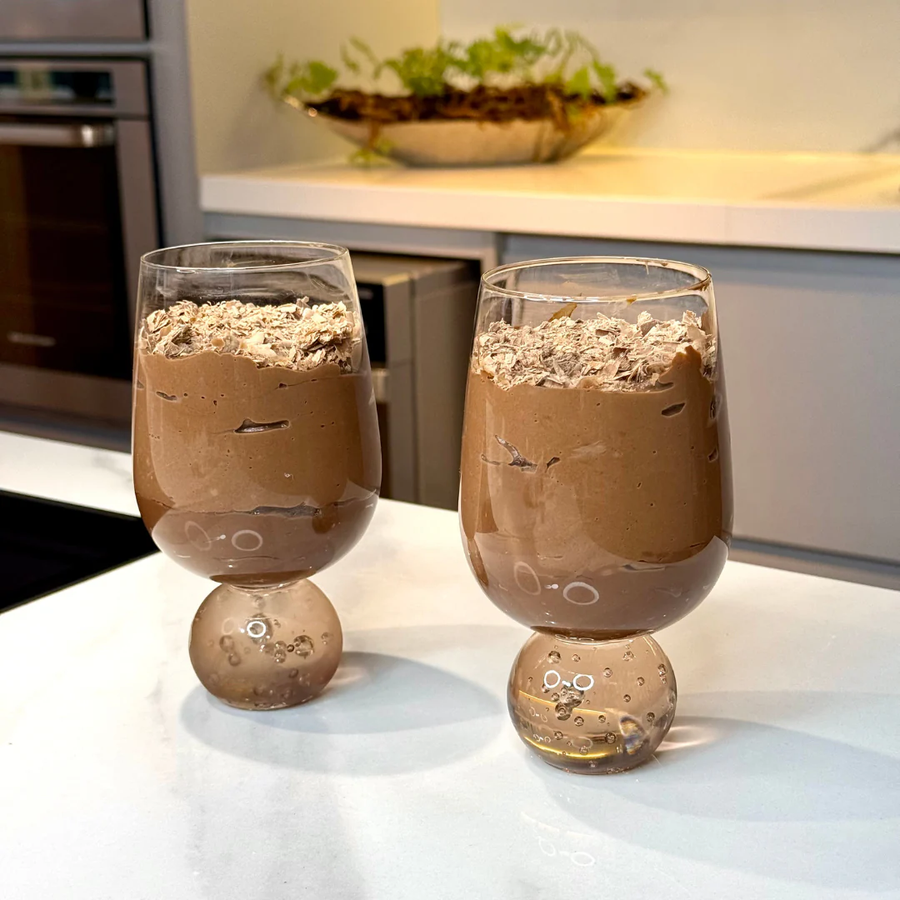 2 Taças Base Esfera Ambar com drink na bancada