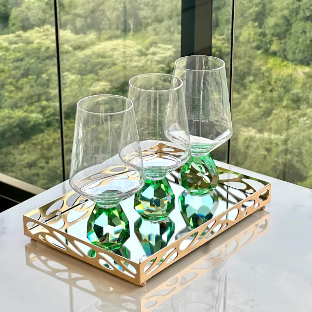 3 Taças base diamante verde na bancada