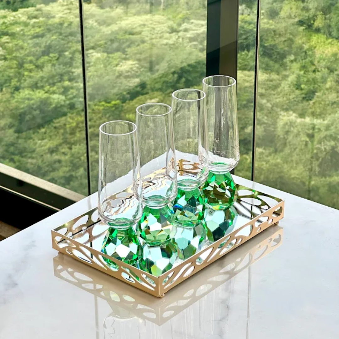 Conjunto de quatro taças com base verde diamantada em bandeja dourada