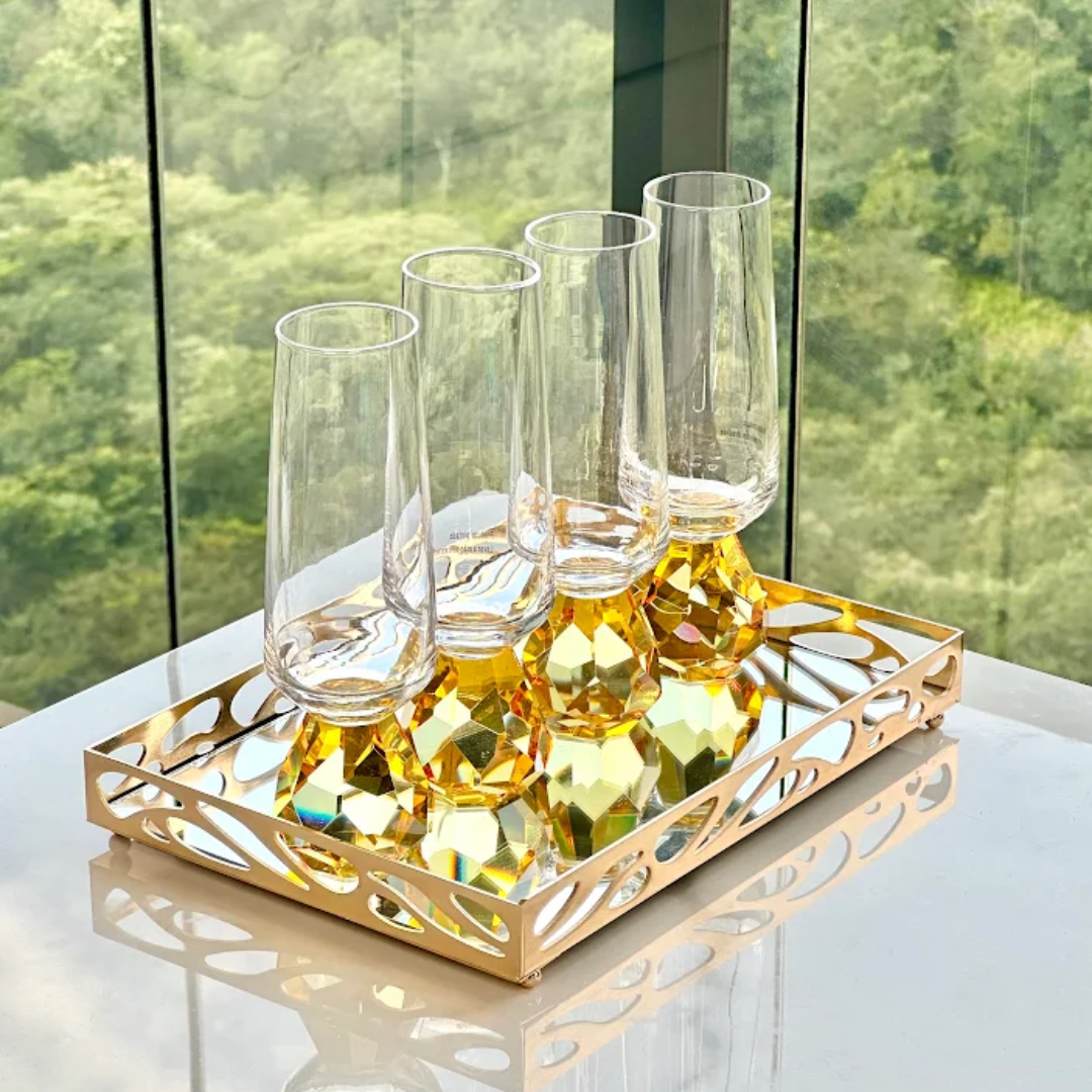 Conjunto de quatro taças champanhe base diamante âmbar em bandeja decorativa
