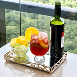 Bandeja decorativa servindo bebidas e copos em ambiente de sala