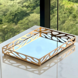 Bandeja metal espelhada dourada com padrão leaf e base reflexiva
