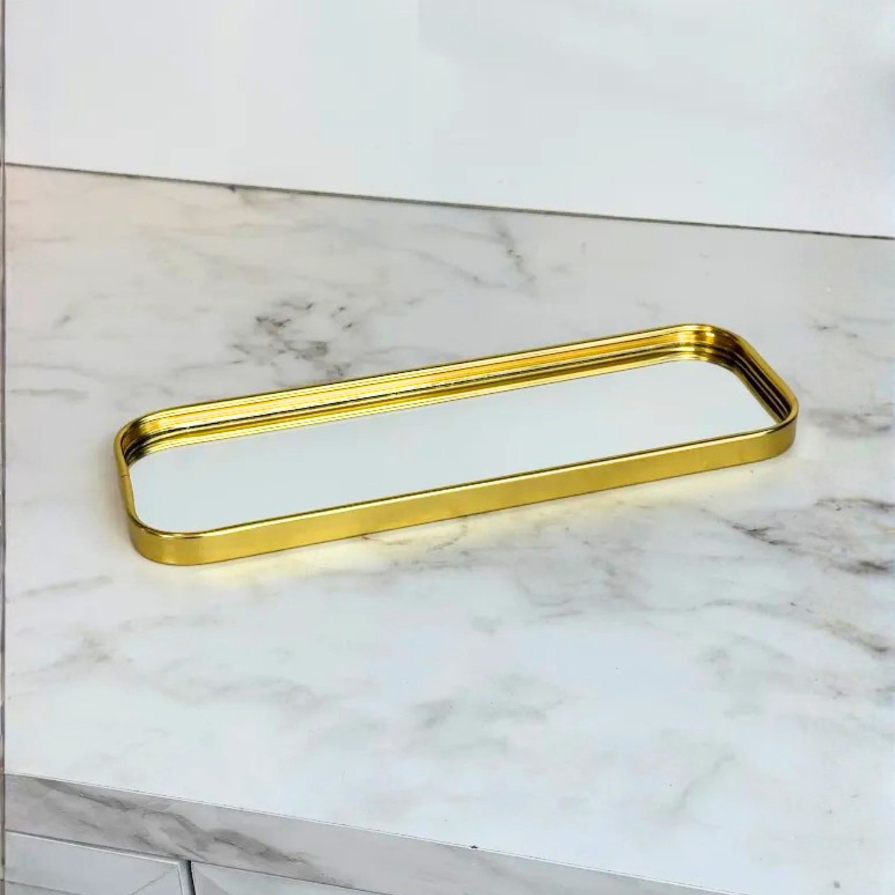 Bandeja Retangular Espelhada Dourada 30cm na bancada marmore