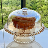 Boleira Ambar com Bolo na Bancada