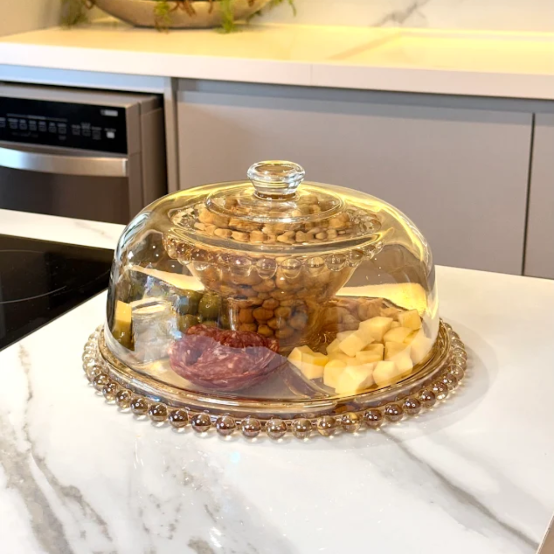 Boleira Ambar com tampa e petiscos na bancada