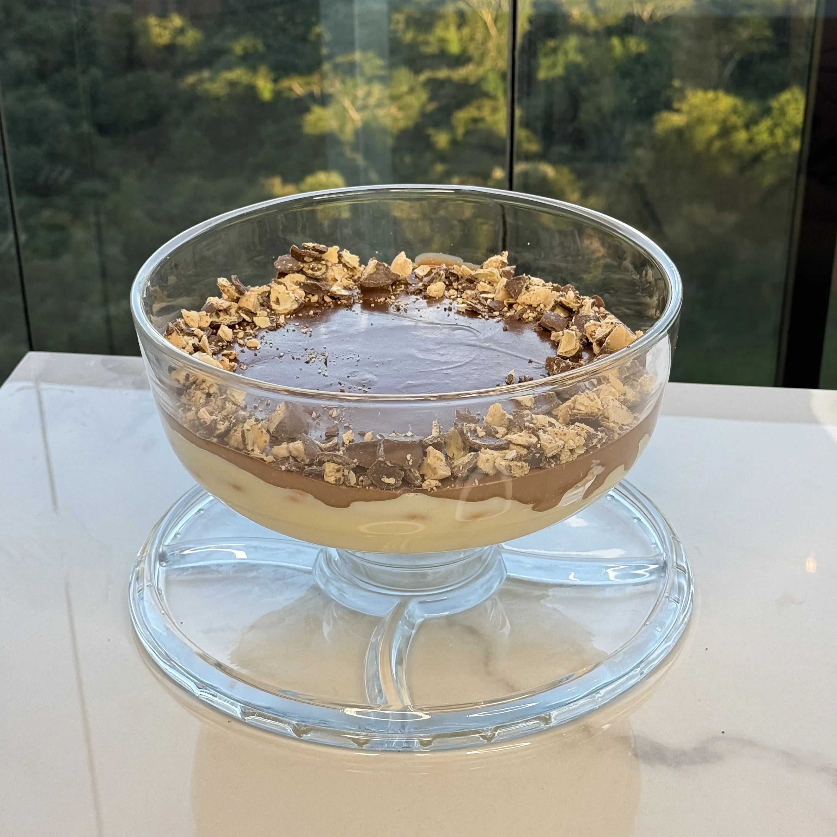 Boleira Classica com Doce de chocolate na bancada