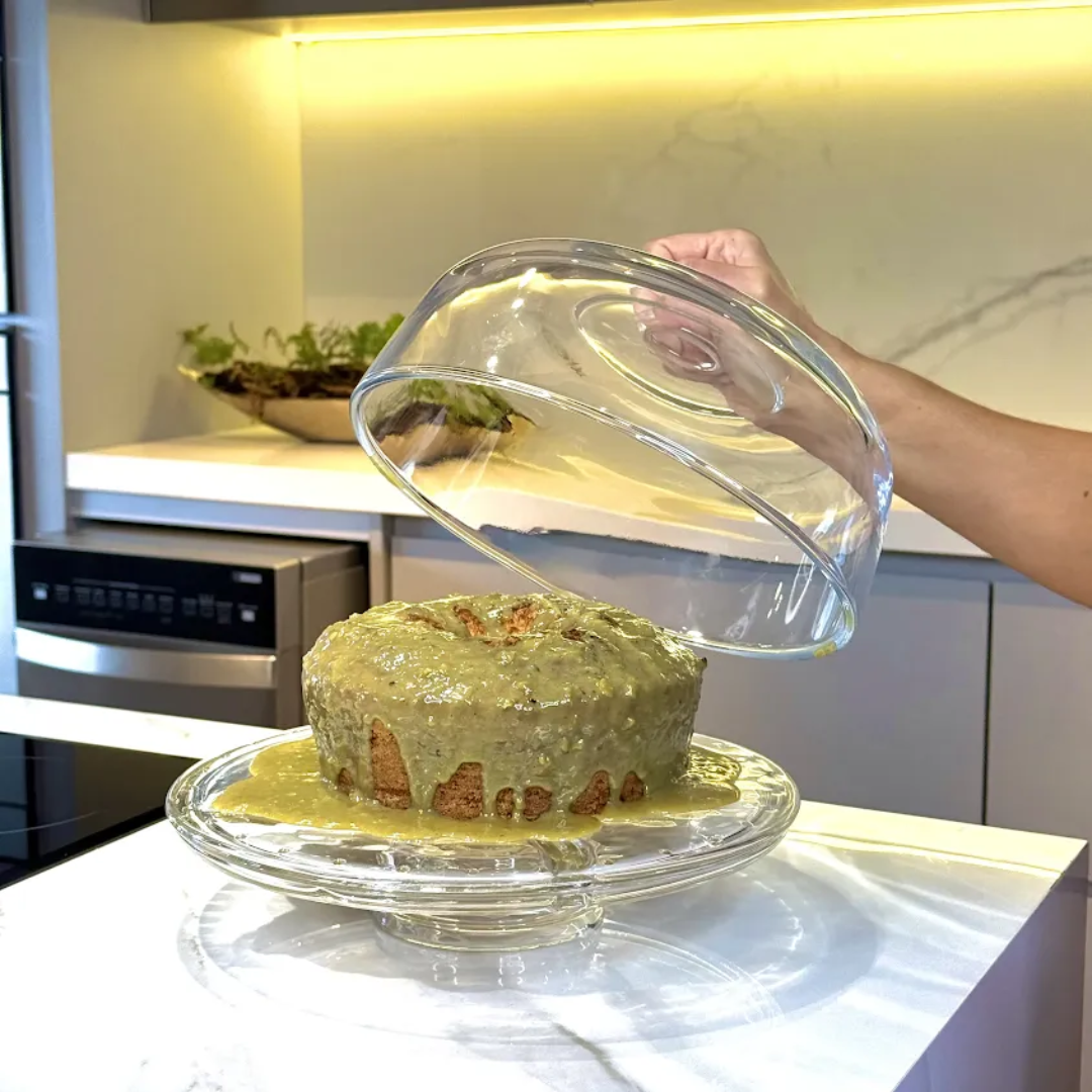 Boleira Classica com bolo de pistache e tampa levantada
