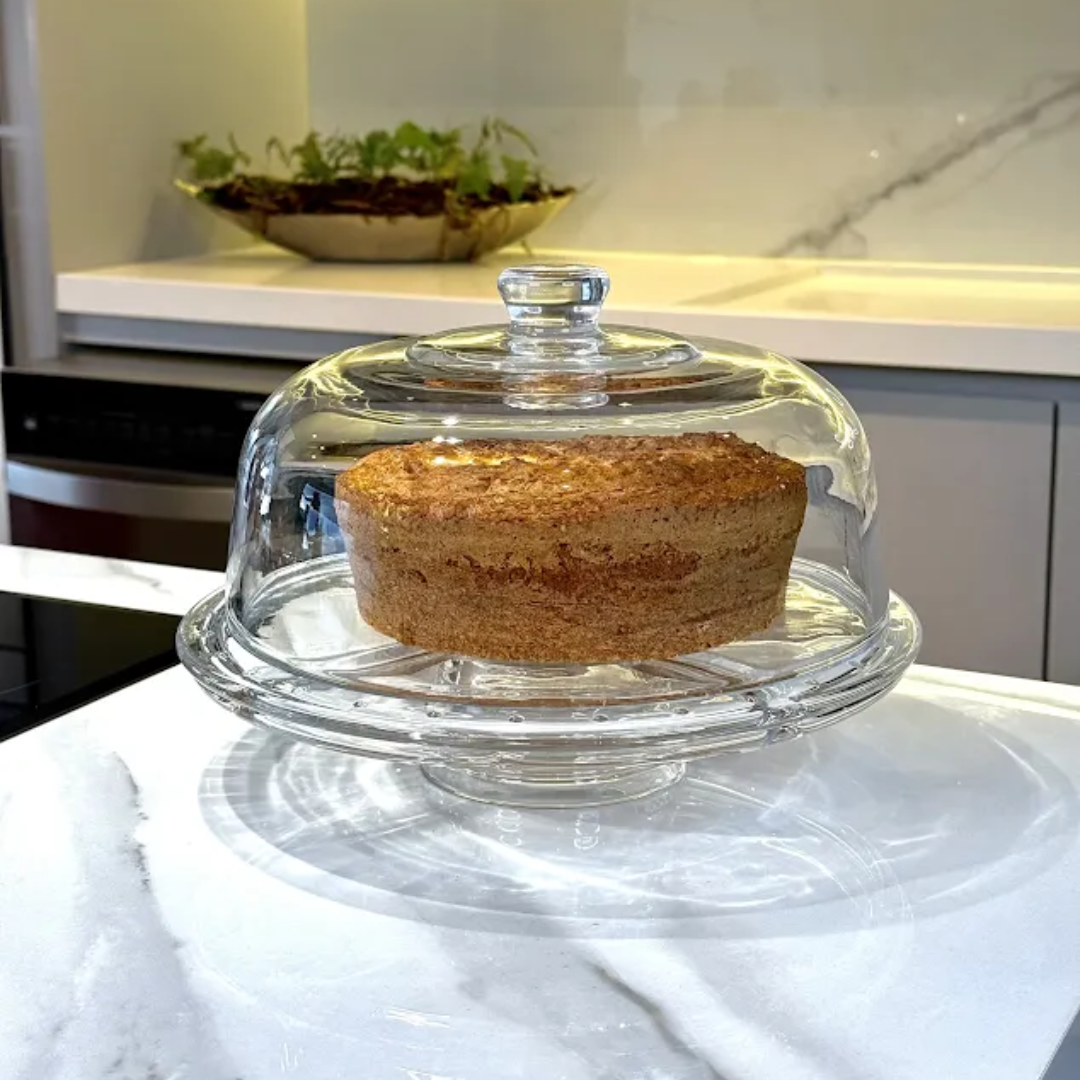 Boleira Classica com bolo na bancada