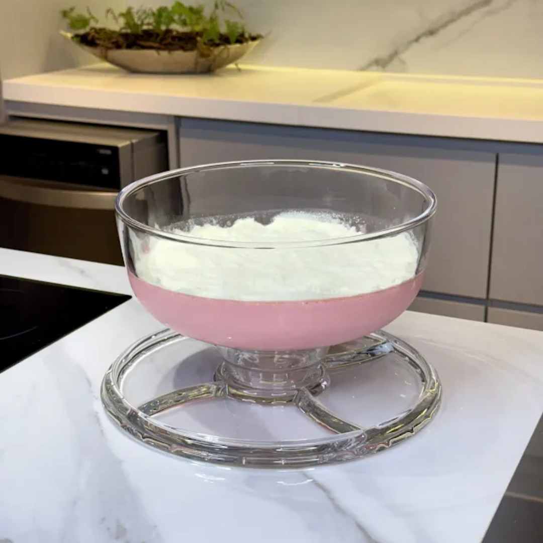 Boleira Classica sem a tampa com doce de morango na bancada