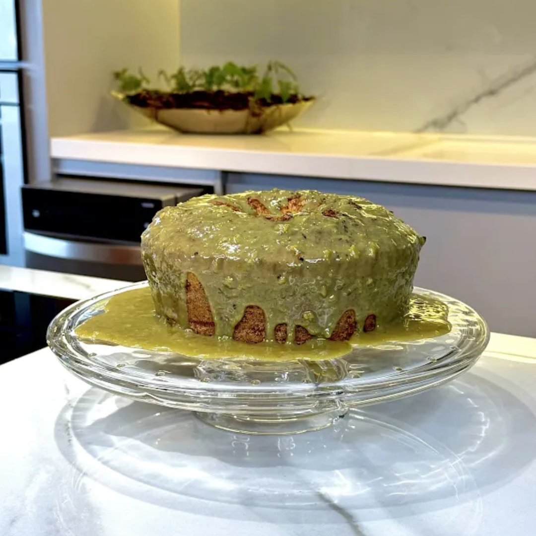 Boleira Classica sem tampa e com bolo de pistache 