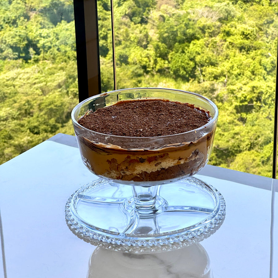 Bolo chocolate em prato elevado com cúpula cristal coração