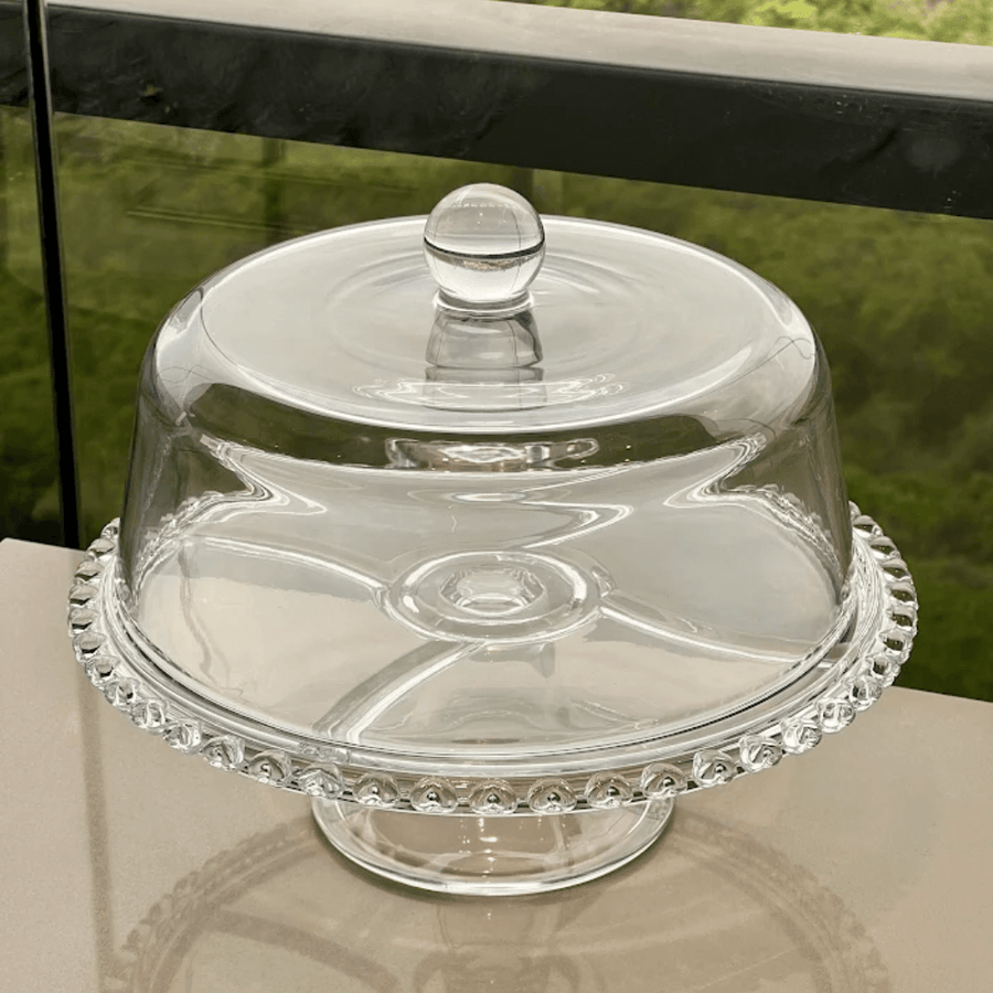 Boleira com pé e tampa de vidro com borda decorativa rendada