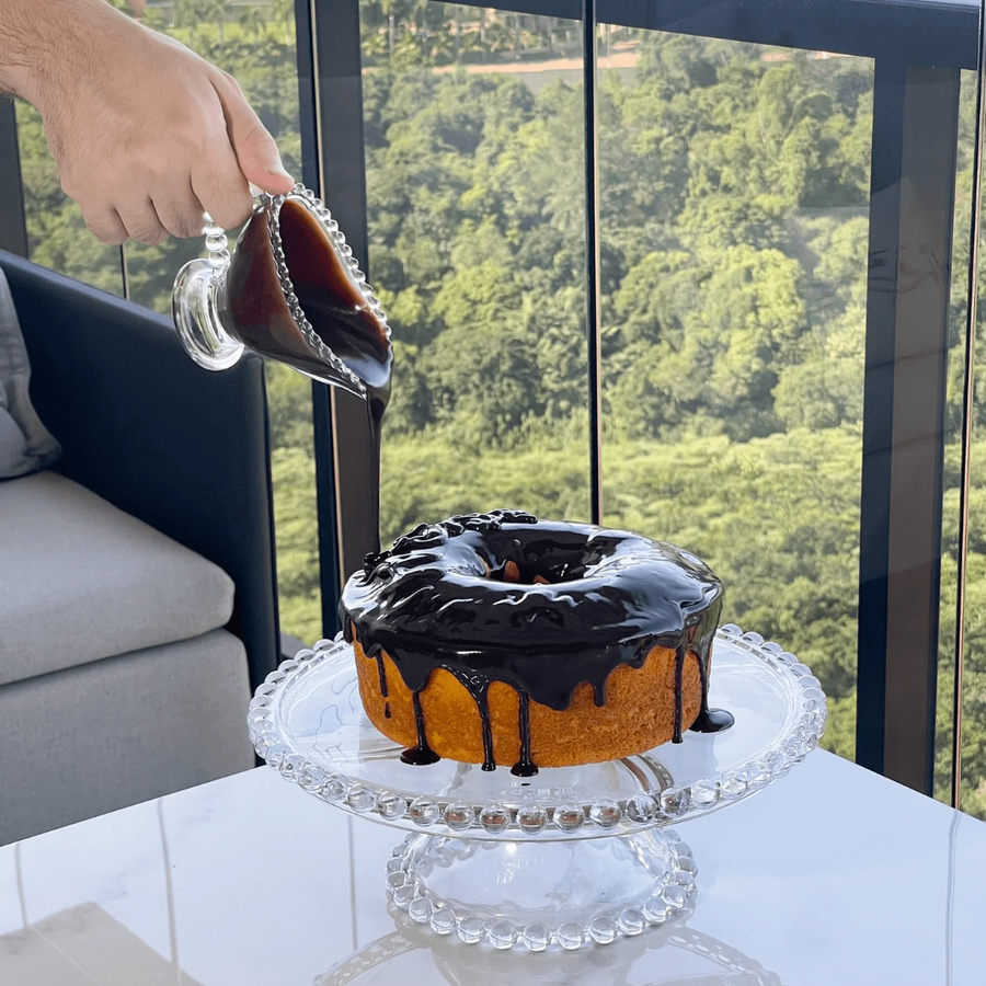 Molho sendo despejado em pote de vidro com design pearl durante refeição