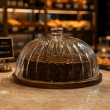 Boleira em Cristal Montecarlo 29cm na bancada da padaria com bolo