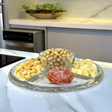 Compartimentos da boleira 6 em 1 preenchidos com castanhas queijo e frios