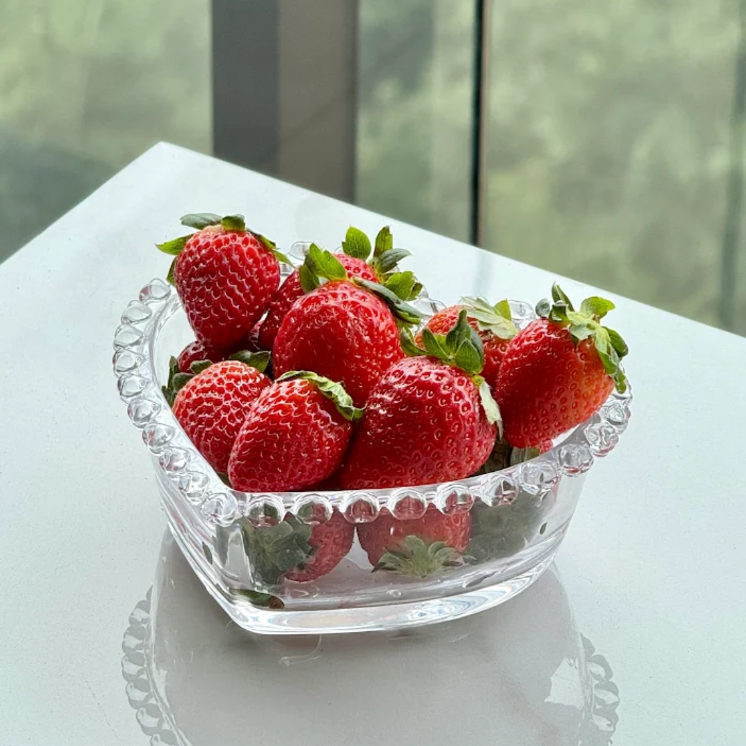 Bowl Coração com morangos em cima da bancada