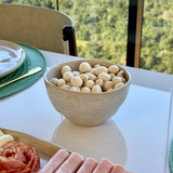 Bowl Orgânico Latte Off White 558ml com petiscos na mesa posta