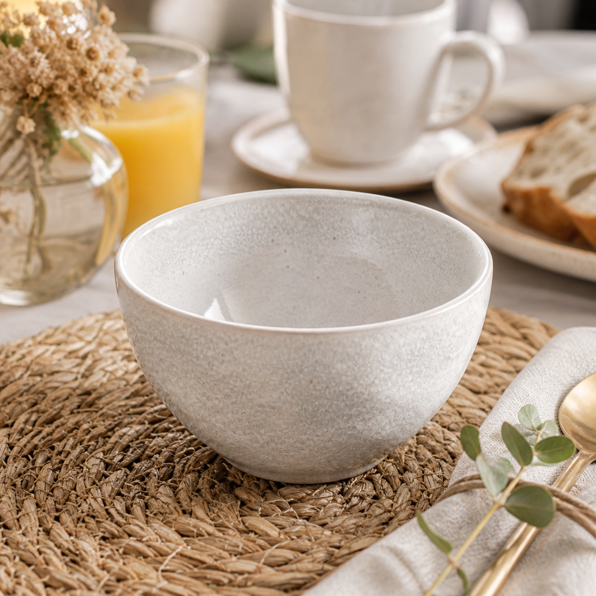 Bowl cerâmica branco texturizado na mesa do café da manhã