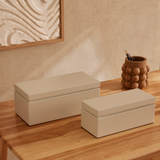 Vaso decorando mesa com lápis e caixas decorativas