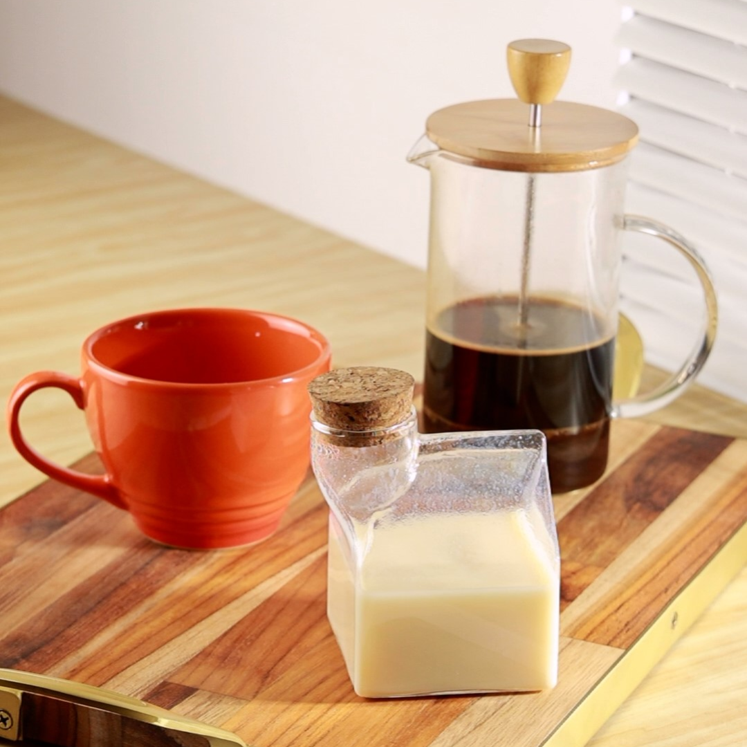 Cafeteira Prensa decorando bancada com outros itens