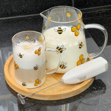 Caneca, chaleira e mixer na bancada