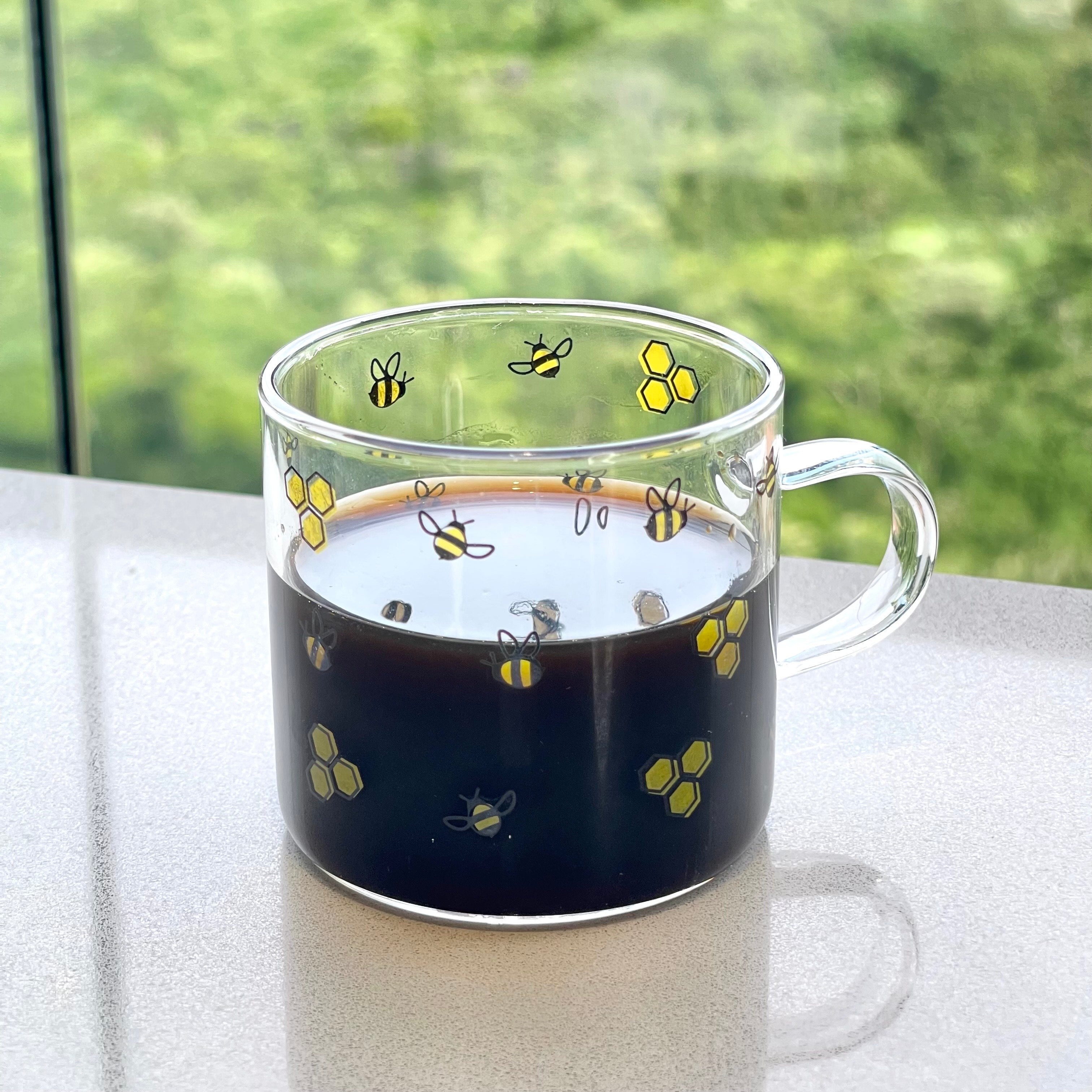 Caneca Abelha com café dentro decorando bancada