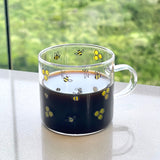 Caneca Abelha com café dentro decorando bancada