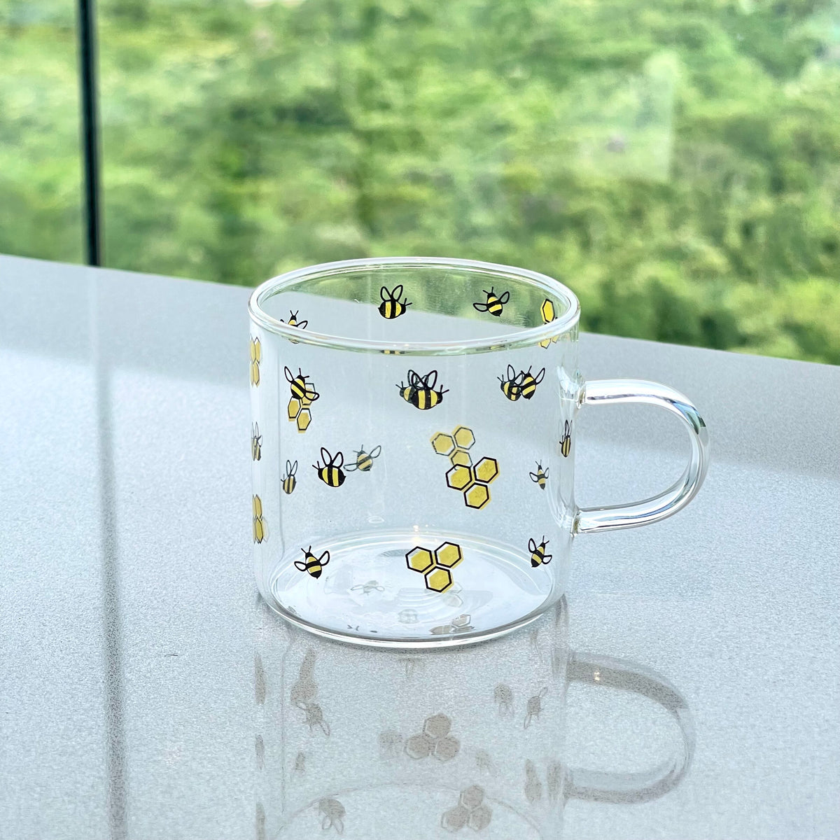 Caneca Abelha na bancada