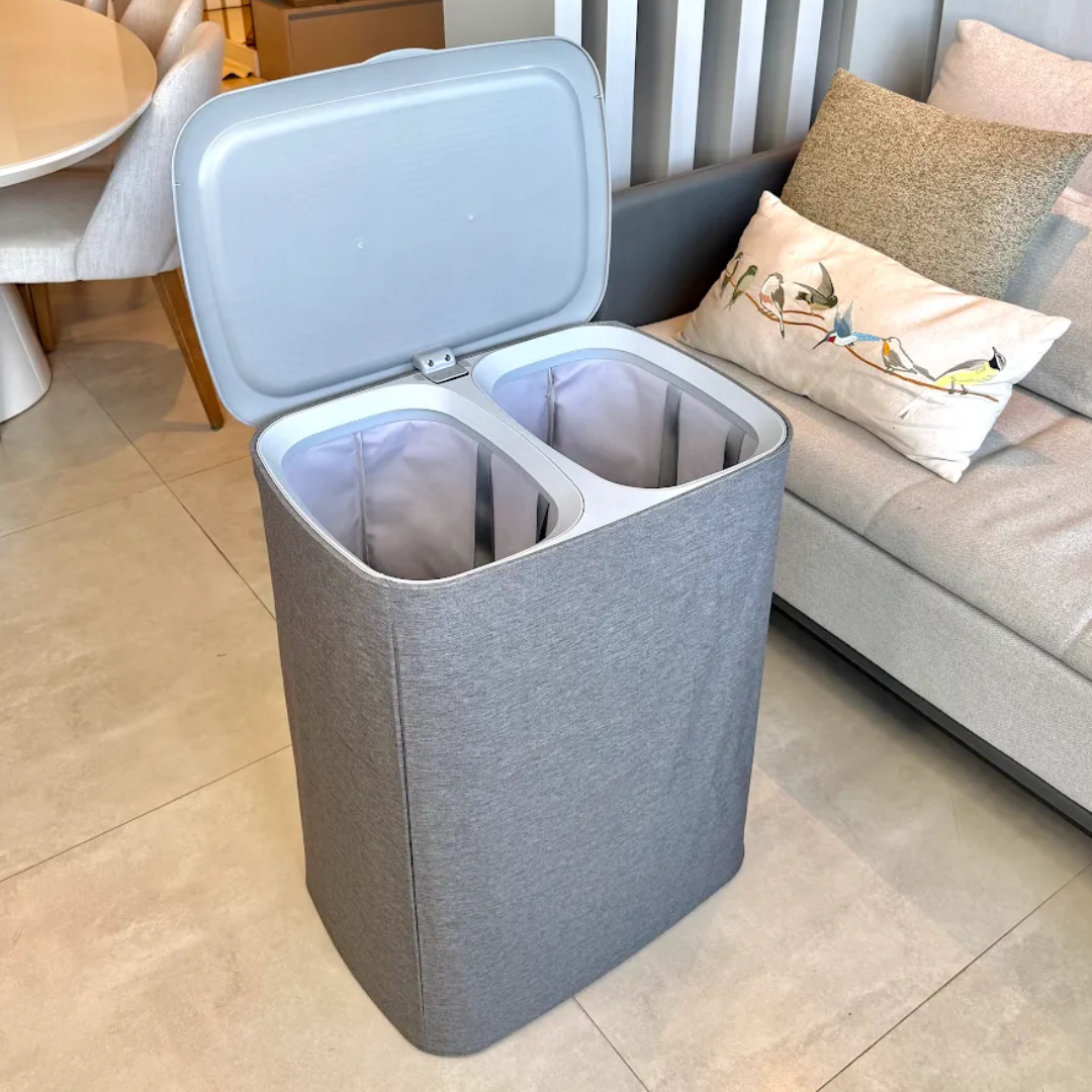 Cesto de Roupas Duplo Premium Cinza 90 Litros no chão da sala