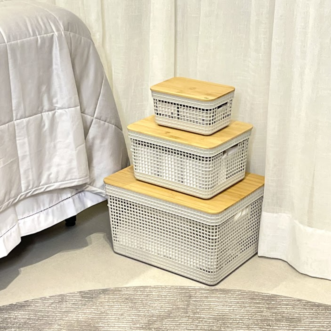 Cestos Grid ao lado da cama no quarto