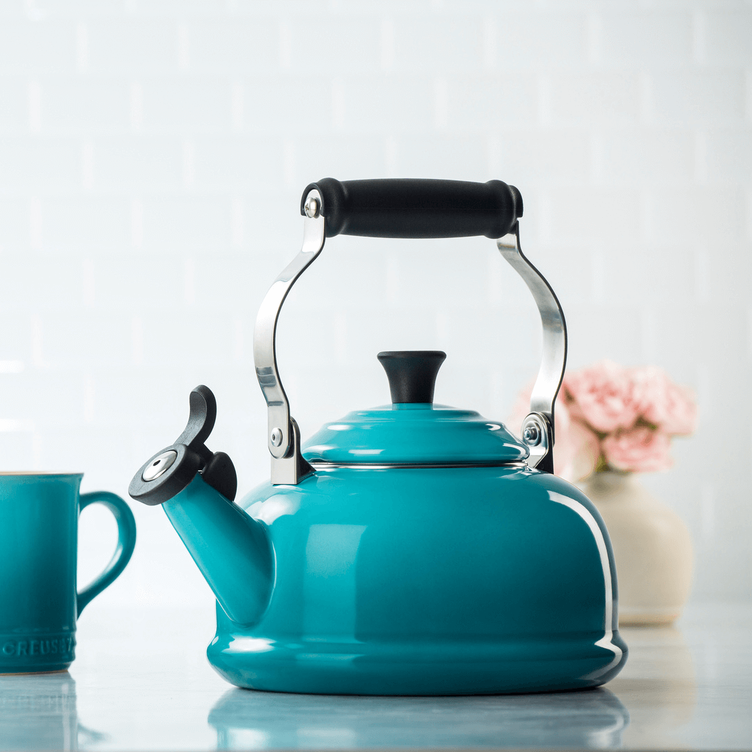 Chaleira Clássica Tradicional com Apito Azul Caribe 1,6L Le Creuset
