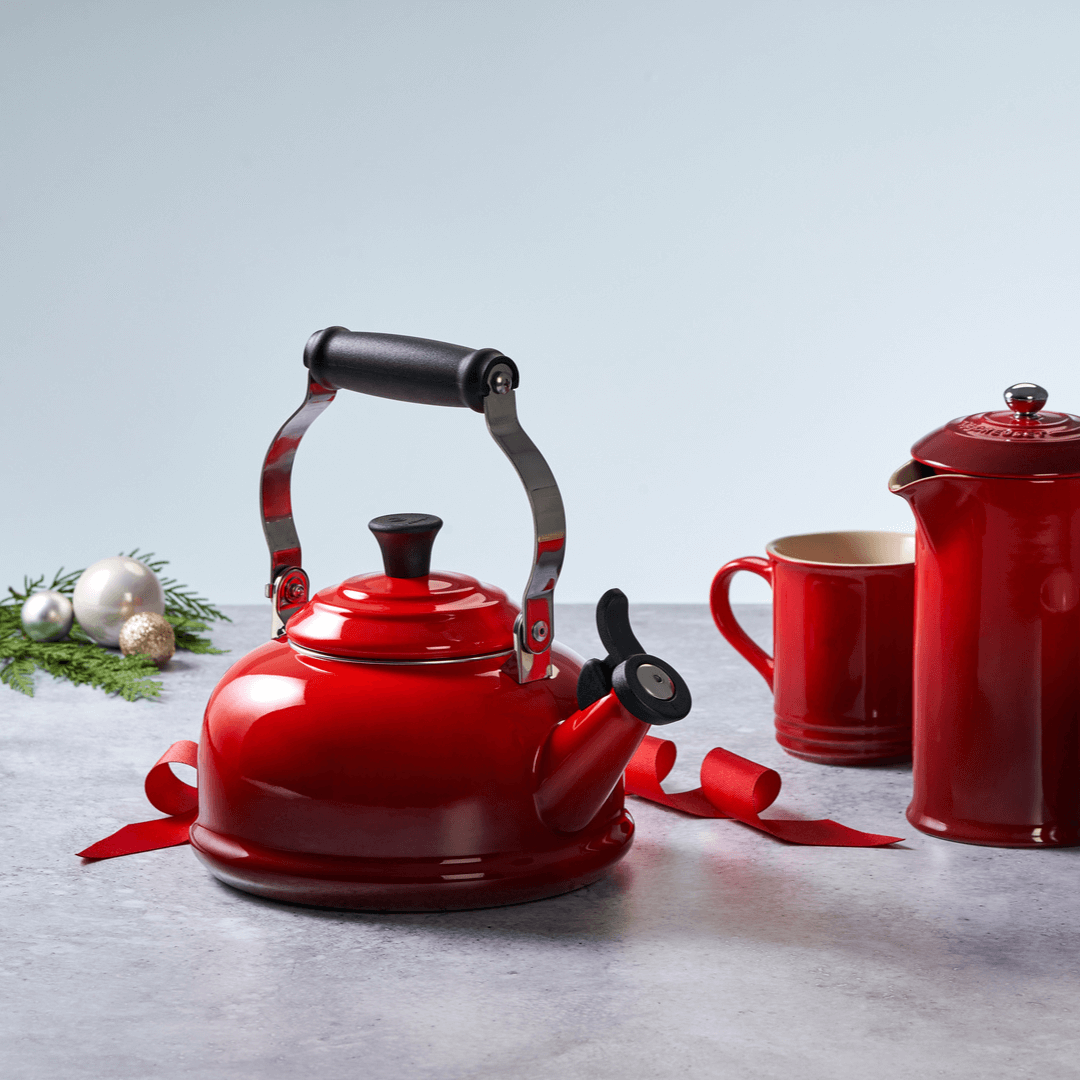 Chaleira Tradicional com Apito Vermelho 1,6 Litros Le Creuset
