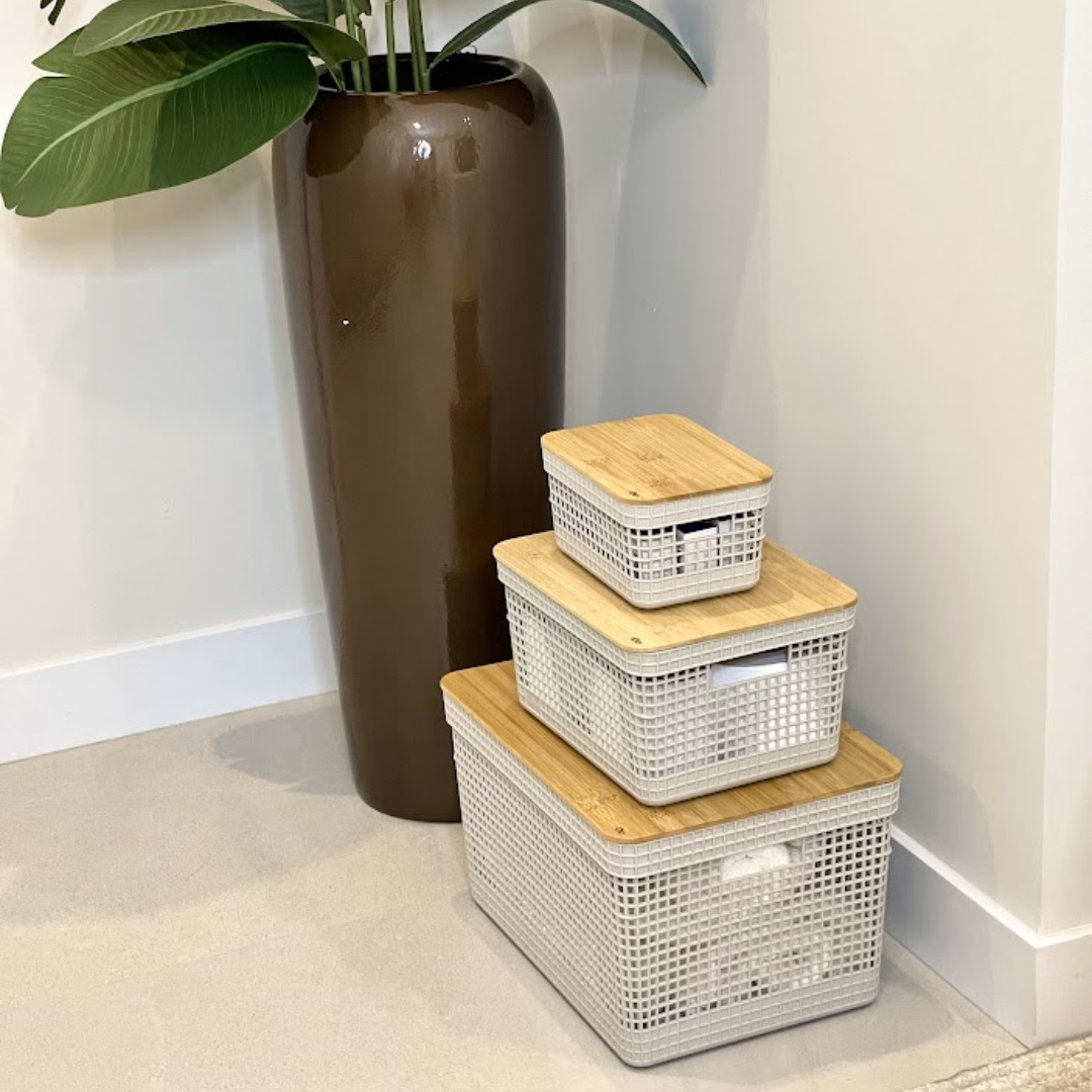 Cestos Grid decorando ao lado do vaso marrom