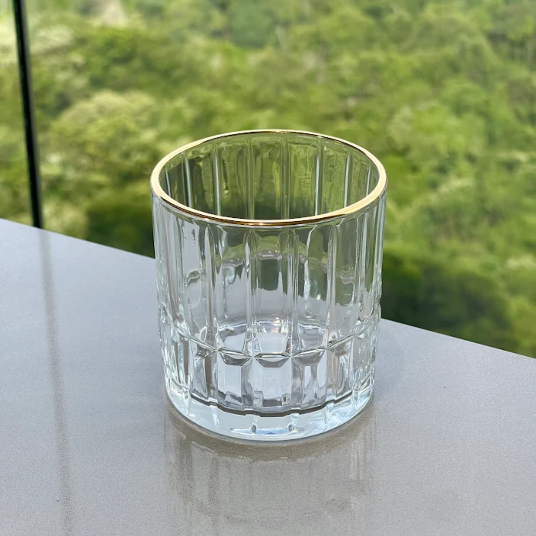 Copo Baixo Cristalle com Borda de Ouro na bancada