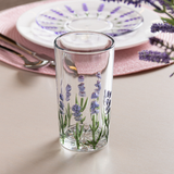 Copo alto cristal com pintura de lavanda em mesa decorada