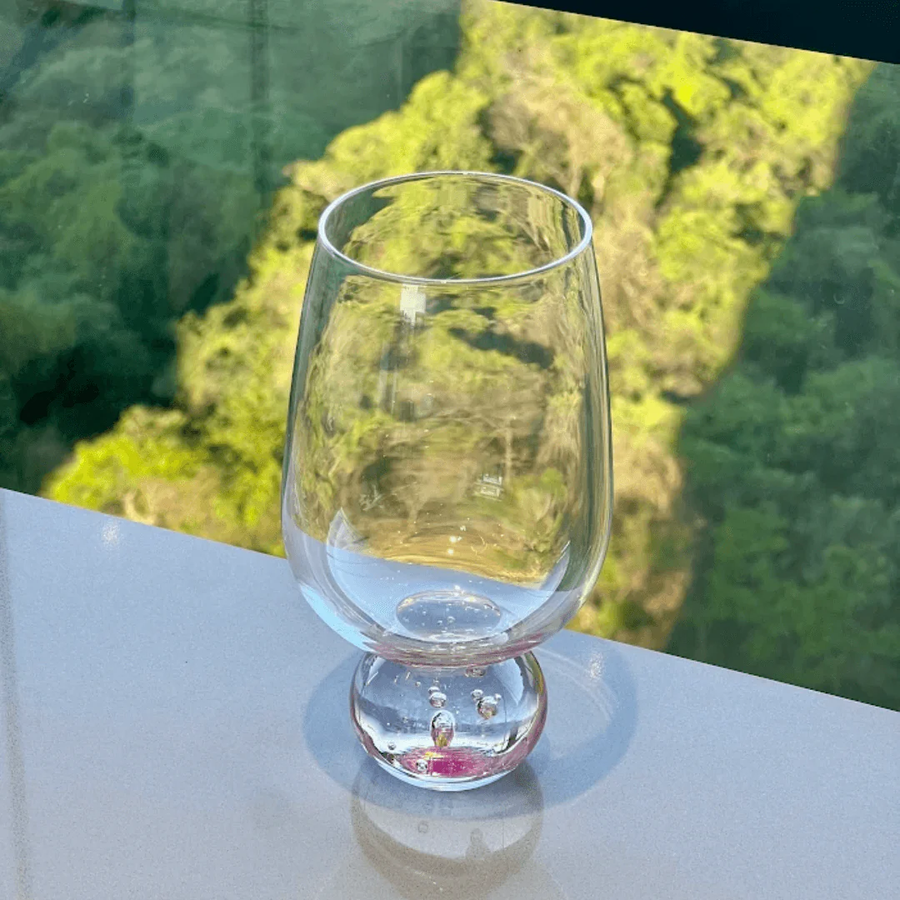 Copo Taça base esfera rosa na bancada