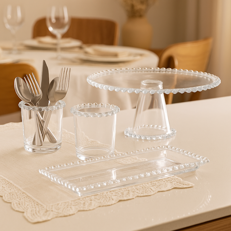 Kit cristal com bolinha 4 pecas sobre mesa posta com talheres