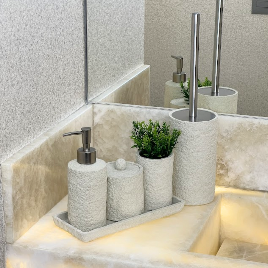 Kit banheiro branco com saboneteira porta-algodao e bandeja em bancada de marmore
