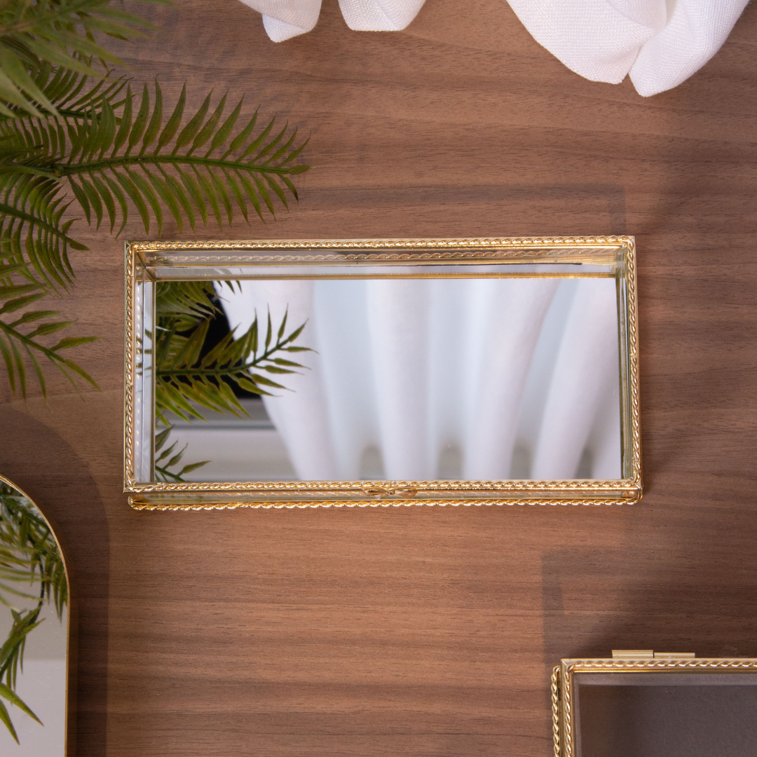 Superfície espelhada refletindo ambiente com acabamento em metal dourado