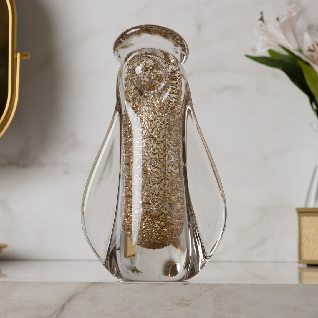 Figura religiosa com acabamento dourado vista frontal completa